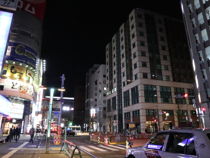 キレイで開放的な景観、都会感を楽しめる「博多駅～サンロード商店街」までを散歩：博多駅前二丁目交差点