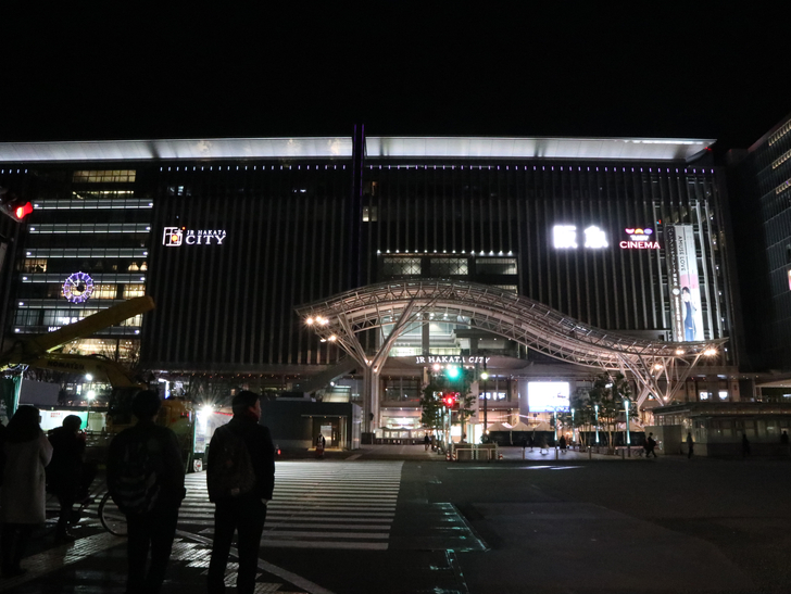 キレイで開放的な景観、都会感を楽しめる「博多駅～サンロード商店街」までを散歩：JR博多駅２