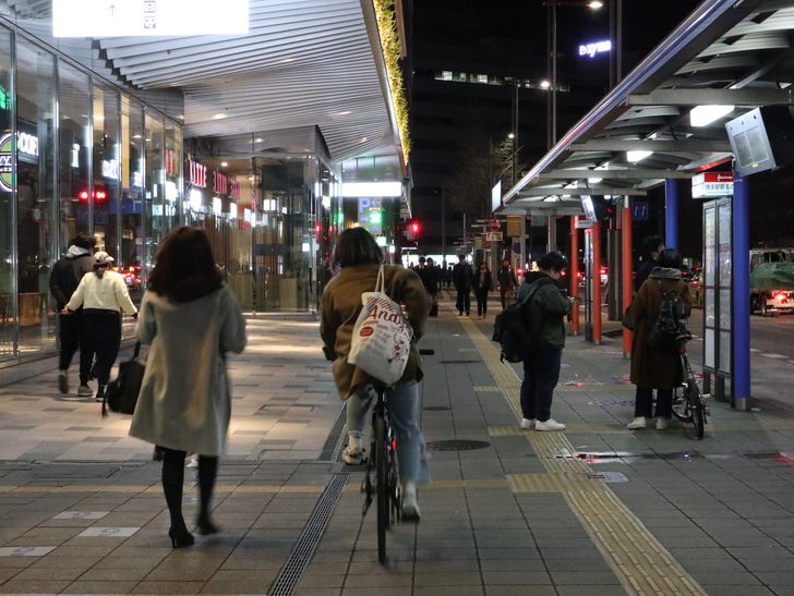 キレイで開放的な景観、都会感を楽しめる「博多駅～サンロード商店街」までを散歩：博多駅前バス停