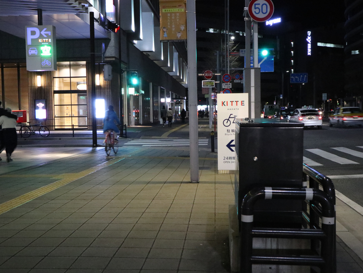 キレイで開放的な景観、都会感を楽しめる「博多駅～サンロード商店街」までを散歩：住吉通りを薬院方面に歩き続ける