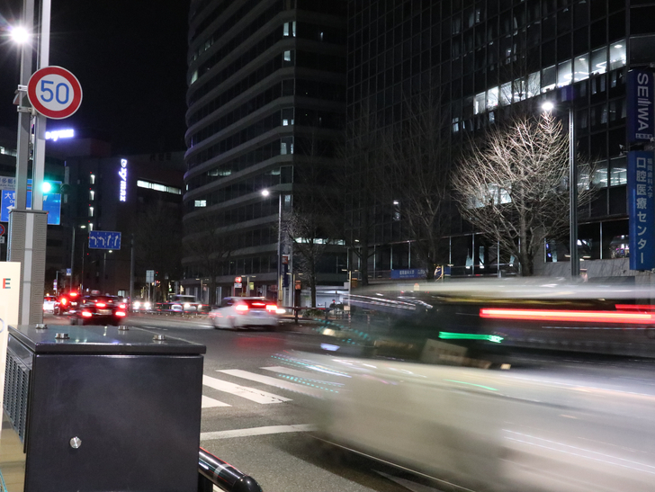 キレイで開放的な景観、都会感を楽しめる「博多駅～サンロード商店街」までを散歩：深夜なのに、交通量も全然少なくない