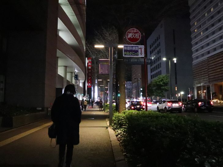 キレイで開放的な景観、都会感を楽しめる「博多駅～サンロード商店街」までを散歩：住吉通り