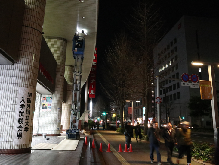 キレイで開放的な景観、都会感を楽しめる「博多駅～サンロード商店街」までを散歩：高いところで何かやってます