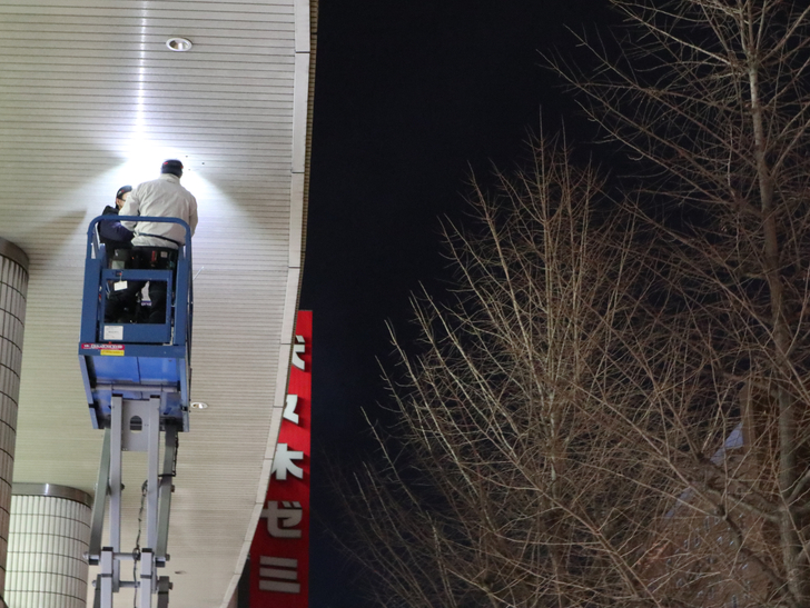 キレイで開放的な景観、都会感を楽しめる「博多駅～サンロード商店街」までを散歩：高所作業車を使ってライトを点検中？