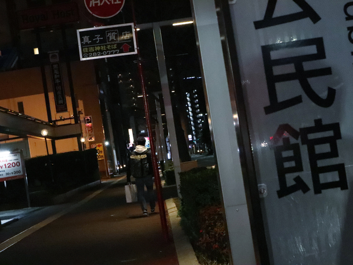 キレイで開放的な景観、都会感を楽しめる「博多駅～サンロード商店街」までを散歩：歩道を歩く人