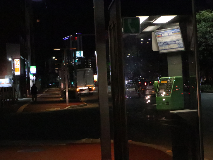 キレイで開放的な景観、都会感を楽しめる「博多駅～サンロード商店街」までを散歩：電話ボックス（引き）