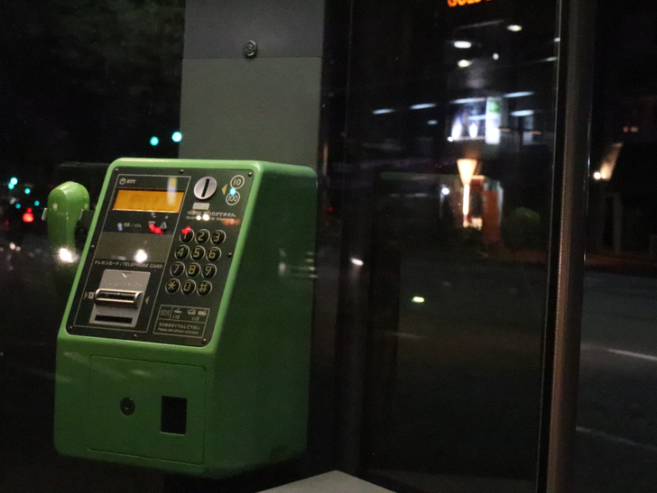 キレイで開放的な景観、都会感を楽しめる「博多駅～サンロード商店街」までを散歩：電話ボックス（アップ）