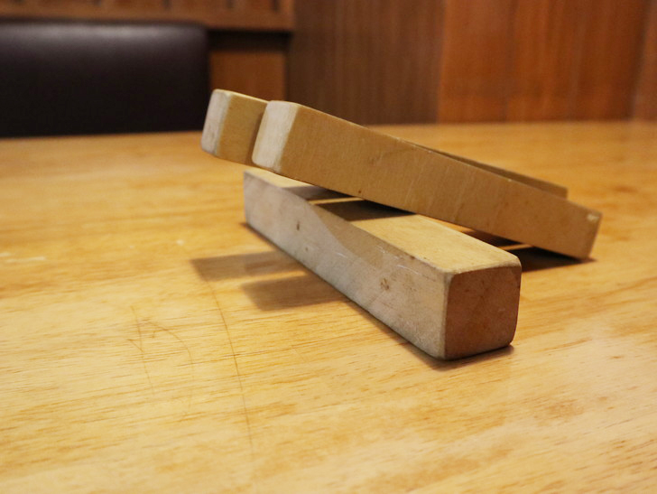 ふ頭近くの絶品“スタミナ鉄板焼肉” 「博多鉄壱」グルメレポート：鉄板を傾けるようの積み木