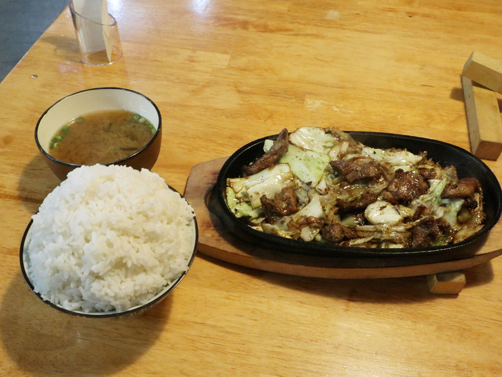 ふ頭近くの絶品“スタミナ鉄板焼肉” 「博多鉄壱」グルメレポート：スタミナ鉄板焼き（800円）と、ごはん大（味噌汁付き）（200円）