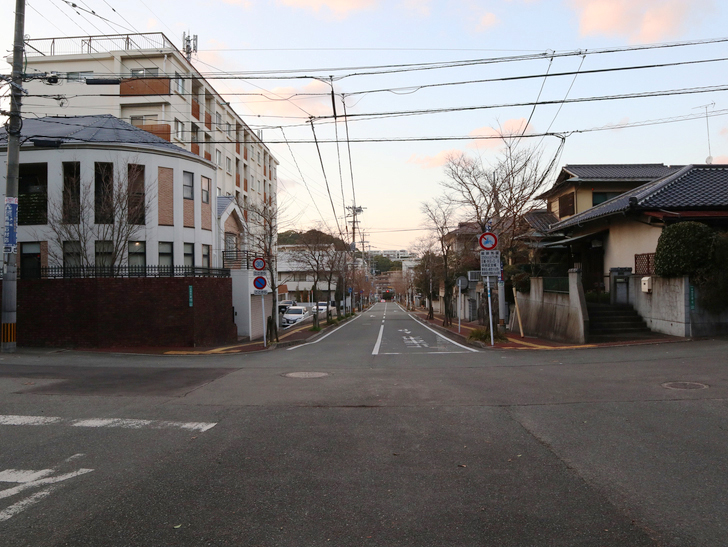 霊園周りのちょっと不思議な空間「福岡市中央区“平和”」を散歩：平尾霊園内から見た正面の景観