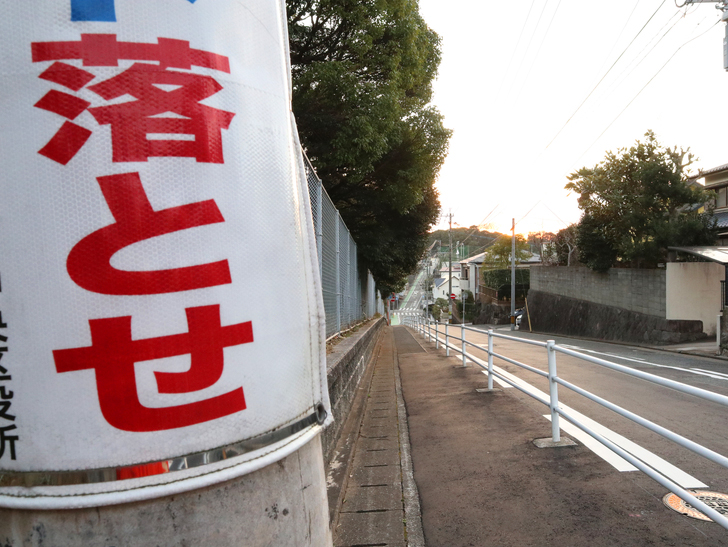 霊園周りのちょっと不思議な空間「福岡市中央区“平和”」を散歩：長い下り坂
