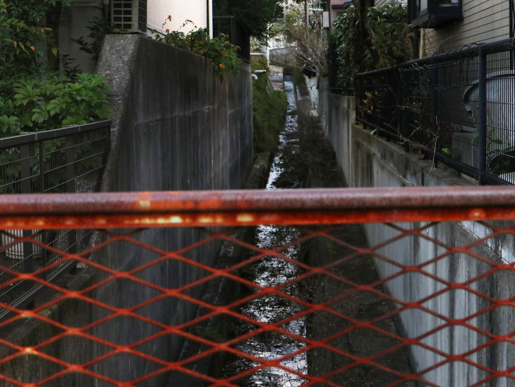 霊園周りのちょっと不思議な空間「福岡市中央区“平和”」を散歩：排水路とフェンス