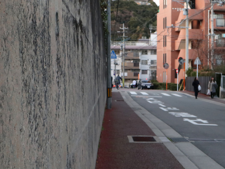 霊園周りのちょっと不思議な空間「福岡市中央区“平和”」を散歩：反り立つ壁