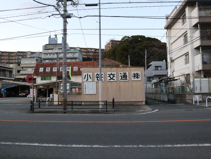 霊園周りのちょっと不思議な空間「福岡市中央区“平和”」を散歩：横から見た小笹交通