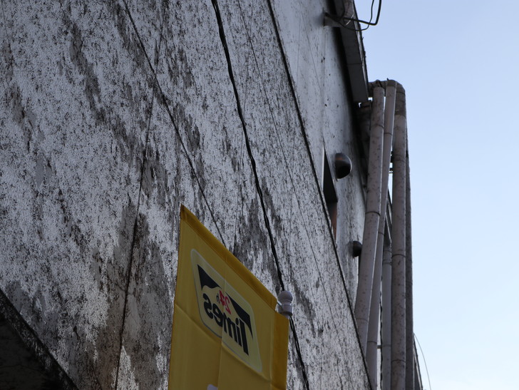 落ち着いた雰囲気の裏道「平尾（山荘通）～薬院大通付近」を散歩：少し老朽化したように見えるビルの壁