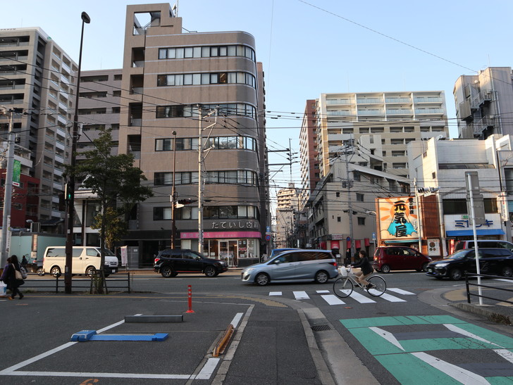 落ち着いた雰囲気の裏道「平尾（山荘通）～薬院大通付近」を散歩：薬院大通りに出てきた