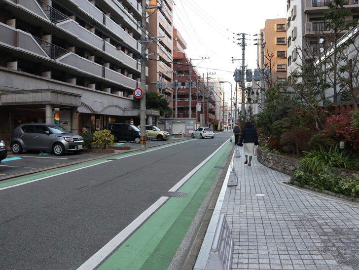 落ち着いた雰囲気の裏道「平尾（山荘通）～薬院大通付近」を散歩：ロイヤルホストの脇の道を進む