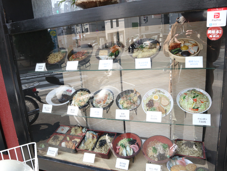 【薬院】“なのにトラン”三ツ星「そば処まさや」グルメレポート：店頭の商品ディスプレイ