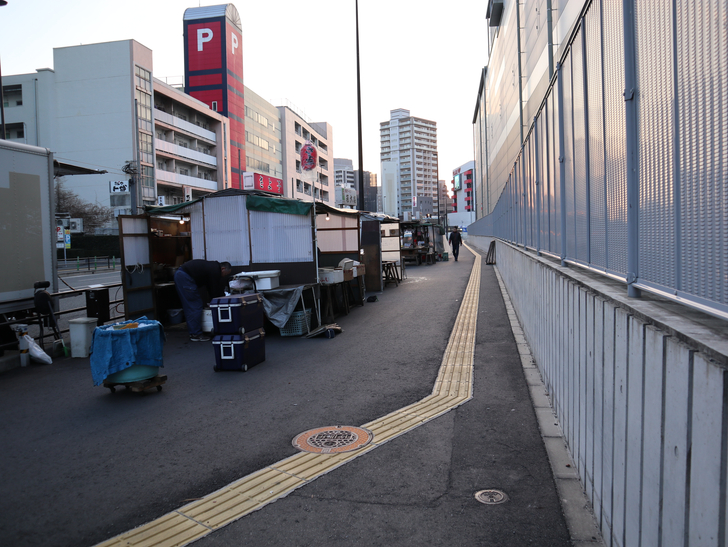 屋台はまだ準備中