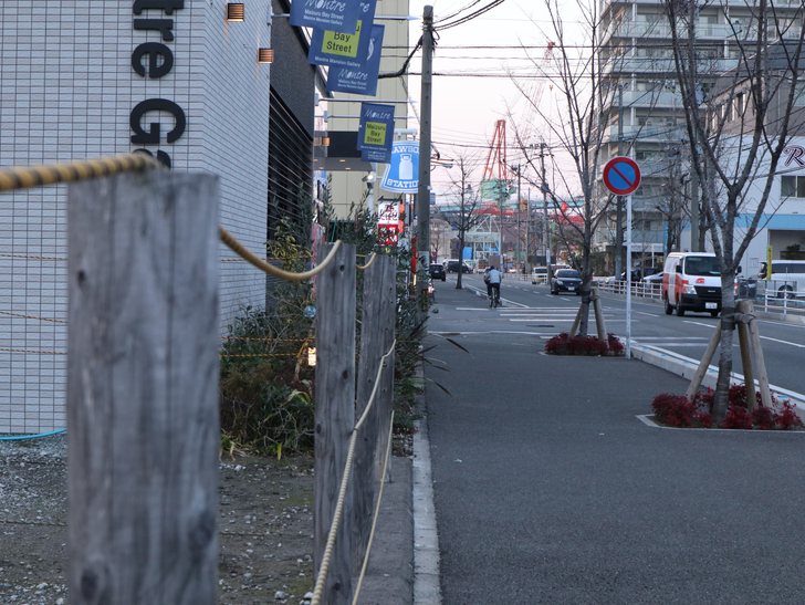 海の方へと続く道