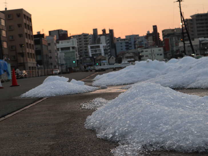 暮れなずむ街と氷