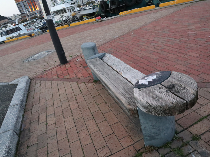 ちゃんとドリンクを置けるタイプのベンチ