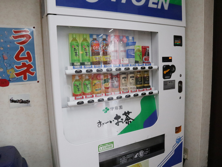 【呉服】おやつにピッタリ！「むっちゃん万十 呉服町店」：むっちゃん万十の店内に設置されてる自販機