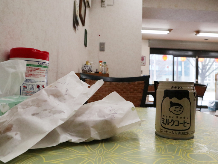 【呉服】おやつにピッタリ！「むっちゃん万十 呉服町店」：ムツゴロウ焼とミルクコーヒー