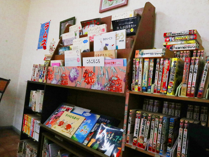 【呉服】おやつにピッタリ！「むっちゃん万十 呉服町店」：たくさんの漫画や絵本