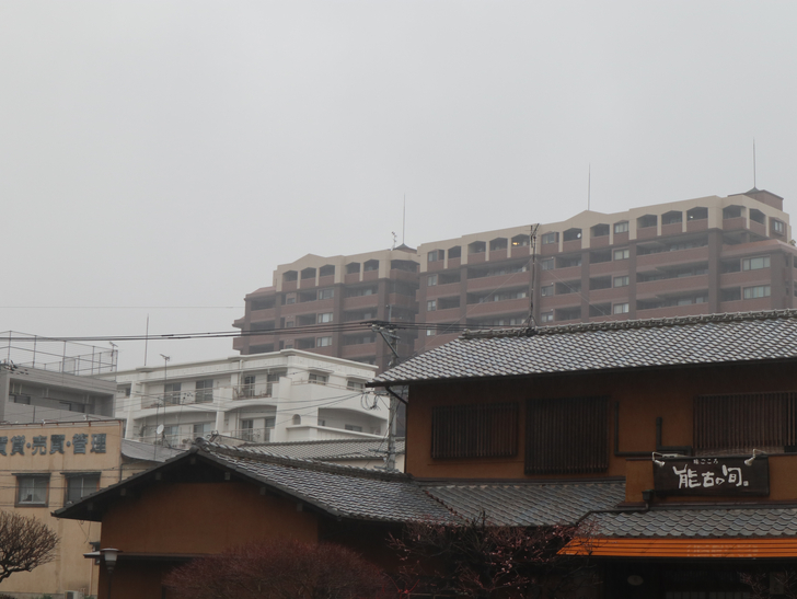 意外とお店が充実してる。絶対住みやすい街「長丘１丁目」を散歩：このマンションからの見晴らし、きっと良いだろうな