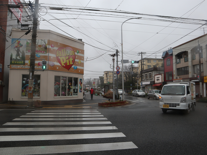 意外とお店が充実してる。絶対住みやすい街「長丘１丁目」を散歩：長丘3丁目交差点