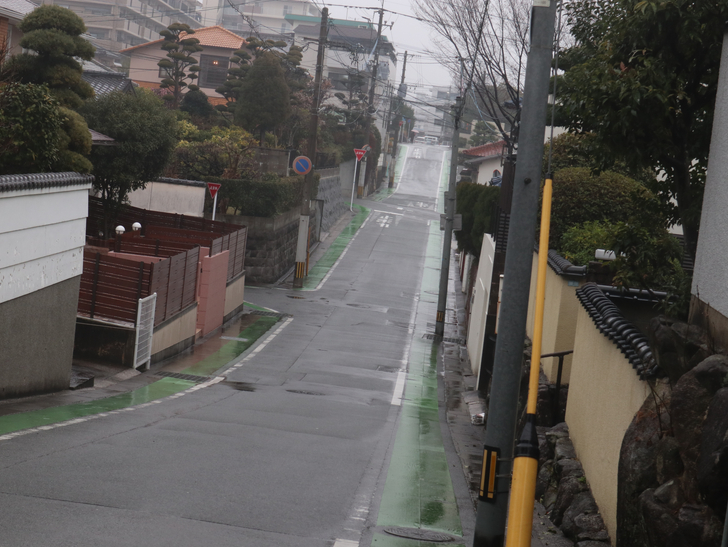 意外とお店が充実してる。絶対住みやすい街「長丘１丁目」を散歩：住宅街のとある坂道