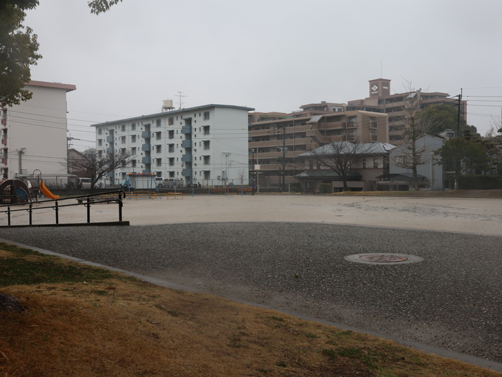 意外とお店が充実してる。絶対住みやすい街「長丘１丁目」を散歩：雨なのでだーれもいない
