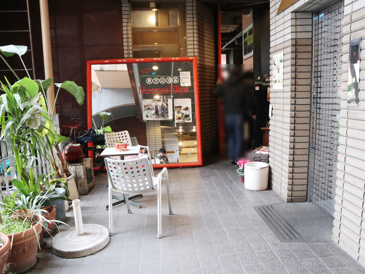 【赤坂】毎週通える本格スリランカカリー「ヌワラエリヤ」グルメレポート：階段を昇ると「ヌワラエリヤ」の入り口が見える