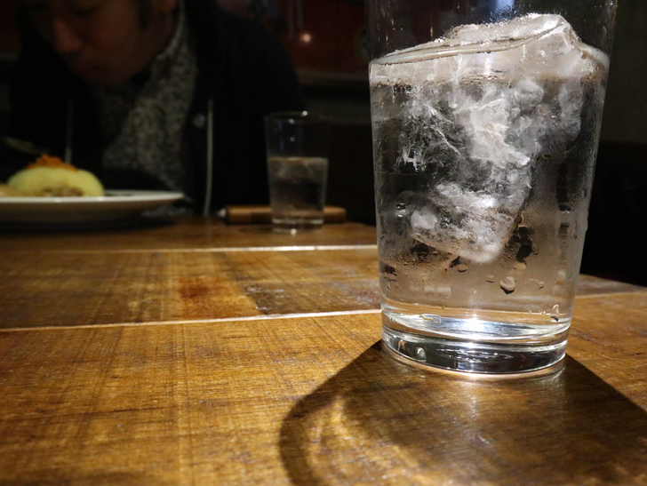 【赤坂】毎週通える本格スリランカカリー「ヌワラエリヤ」グルメレポート：テーブルと水