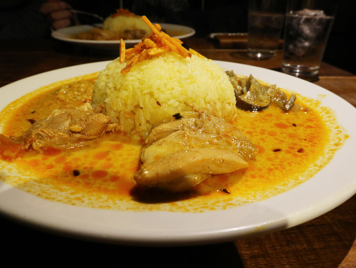 【赤坂】毎週通える本格スリランカカリー「ヌワラエリヤ」グルメレポート：チキンは2つ入ってる