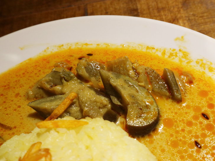 【赤坂】毎週通える本格スリランカカリー「ヌワラエリヤ」グルメレポート：付け合わせのナス