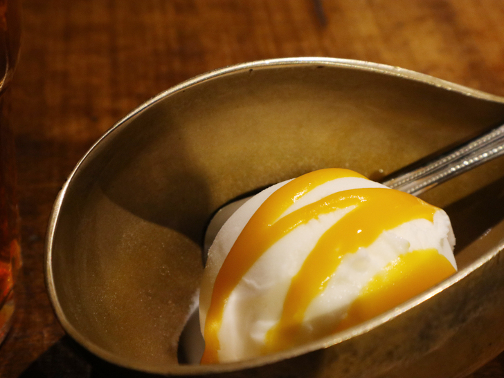 【赤坂】毎週通える本格スリランカカリー「ヌワラエリヤ」グルメレポート：マンゴーソースがかけられたサワーヨーグルトアイスクリーム