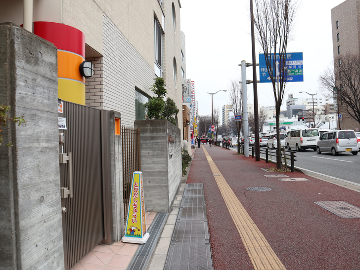 区役所周りの落ち着いた通り「福岡市南区塩原」をゆったり散歩：「しおばる保育園」前の歩道