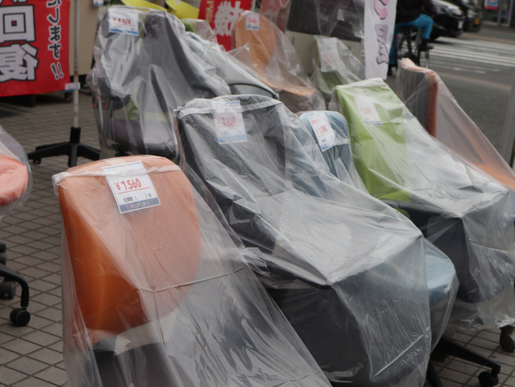 区役所周りの落ち着いた通り「福岡市南区塩原」をゆったり散歩：ラッピングされたオフィスチェア達