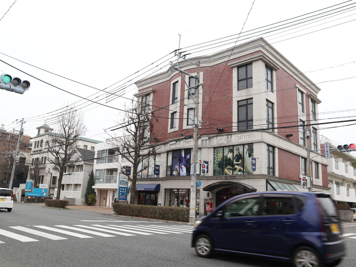 区役所周りの落ち着いた通り「福岡市南区塩原」をゆったり散歩：「ユニフォームのチヨダ本社」が入ったビル