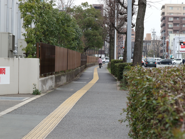 区役所周りの落ち着いた通り「福岡市南区塩原」をゆったり散歩：歩道