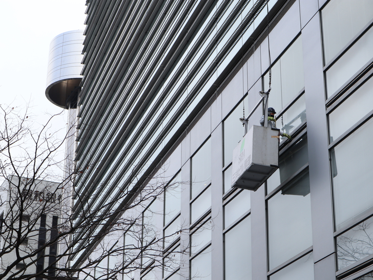 ゴンドラに乗った清掃員