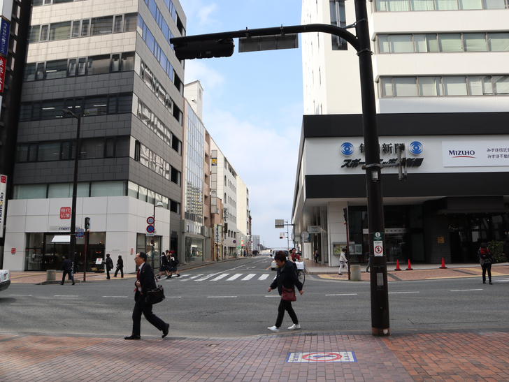 「アクロス福岡前」交差点