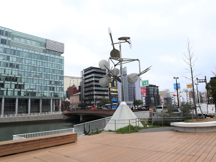 【博多】「水上公園」からの眺めが最高！：モニュメント「風のプリズム」