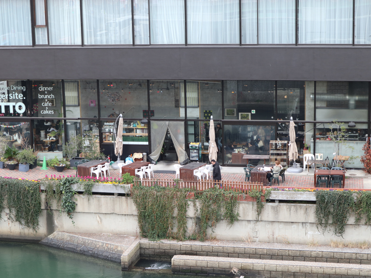 【博多】「水上公園」からの眺めが最高！：「ウォーターサイトオットー」のテラス席