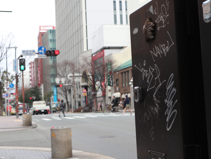 落書きされたBOXと街