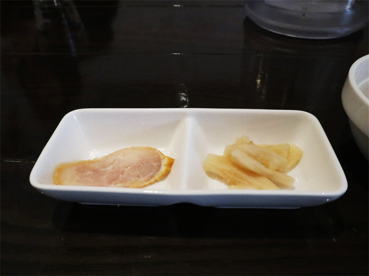 スモークチキンと漬物