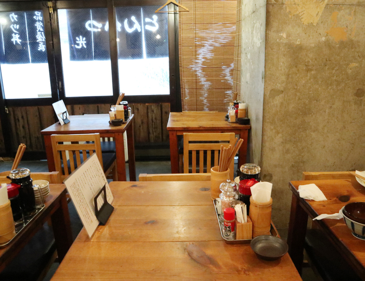 2人がけの席が多いので、少人数（もちろん一人でも）でも行きやすい