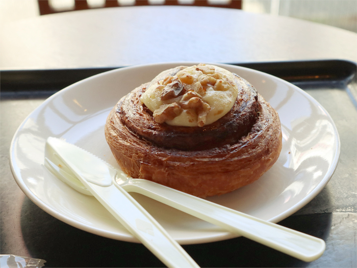 【天神】3階からの眺めが最高！「タリーズコーヒー 天神店」レポート：温めてもらったシナモンロール